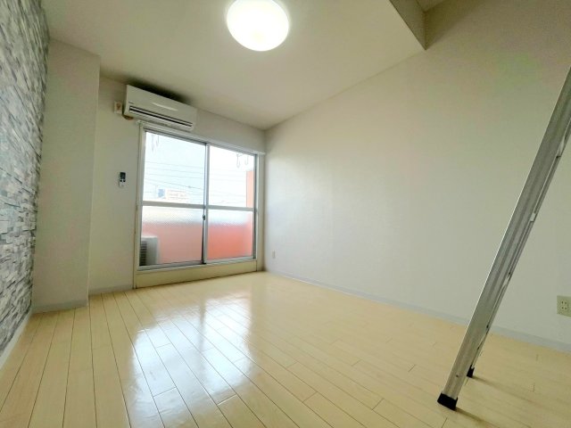 居室・リビング　３０１号室の写真になります。