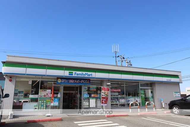 コンビニ　ファミリーマート（コンビニ）まで494m