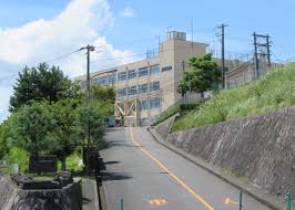 中学校　高槻市立第九中学校（中学校）まで2004m