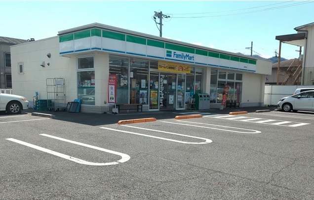 コンビニ　ファミリーマート 三原宮沖店（コンビニ）まで557m