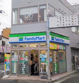 コンビニ　ファミリーマート鐘ヶ淵駅前店（コンビニ）まで560m