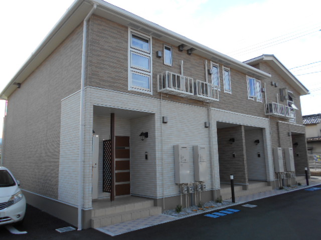 建物外観　建物玄関側（北面）を北東方向より撮影
