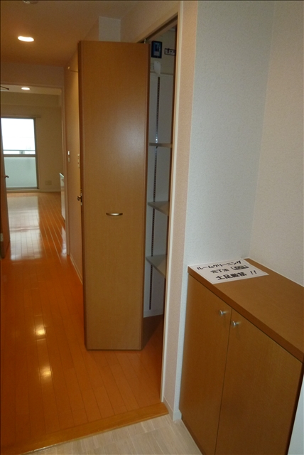 玄関　玄関横にも収納有ます