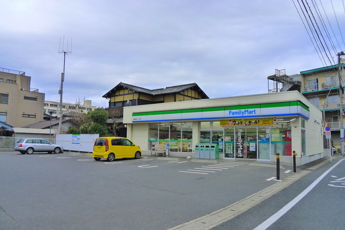 コンビニ　ファミリーマート（コンビニ）まで300m