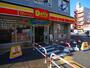 コンビニ　デイリーヤマザキ 西新井栄町店（コンビニ）まで921m