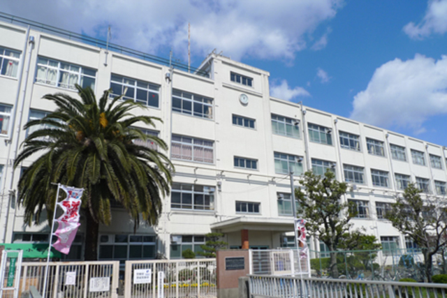 小学校　高槻市立芝生小学校（小学校）まで851m