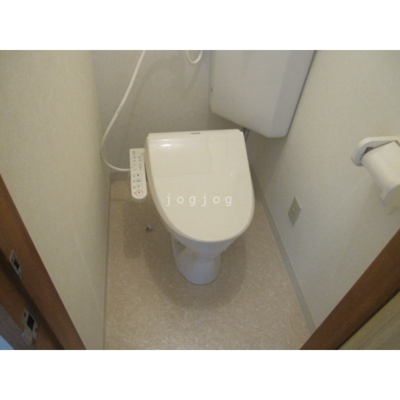 トイレ　嬉しい温水洗浄便座付きのトイレです。