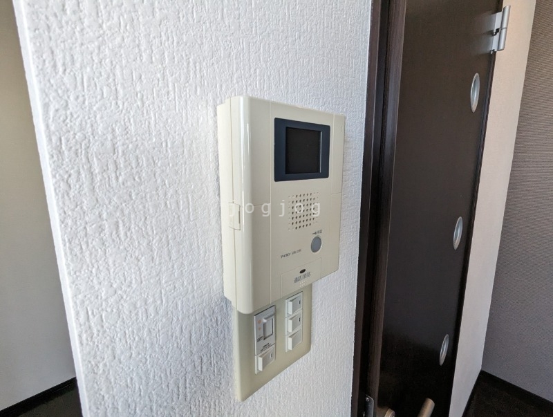 セキュリティ　来訪者の顔を確認できるテレビインターホン付きです。