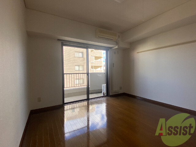 居室・リビング　広々としたお部屋で日差しもしっかり入ります。