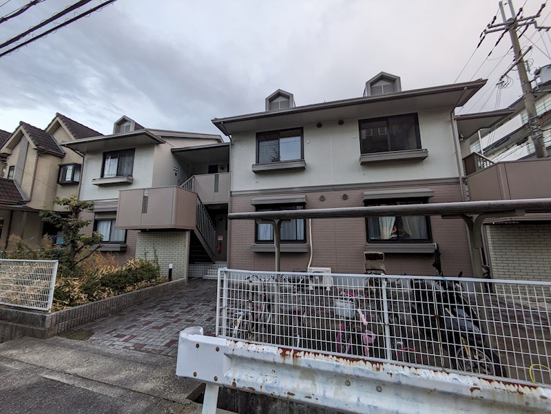 阪急伊丹線 伊丹駅 バス乗車時間：12分 最寄りバス停で下車 徒歩10分 築34年