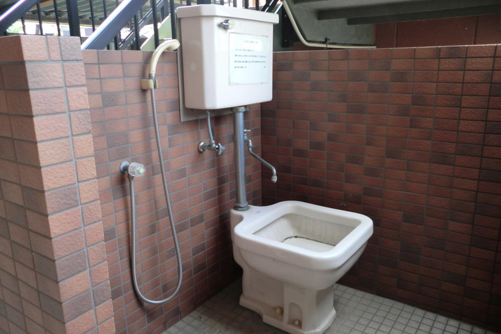 その他共有部分　ペット用トイレ＆フットシャワーで散歩後のフン処理も楽々。