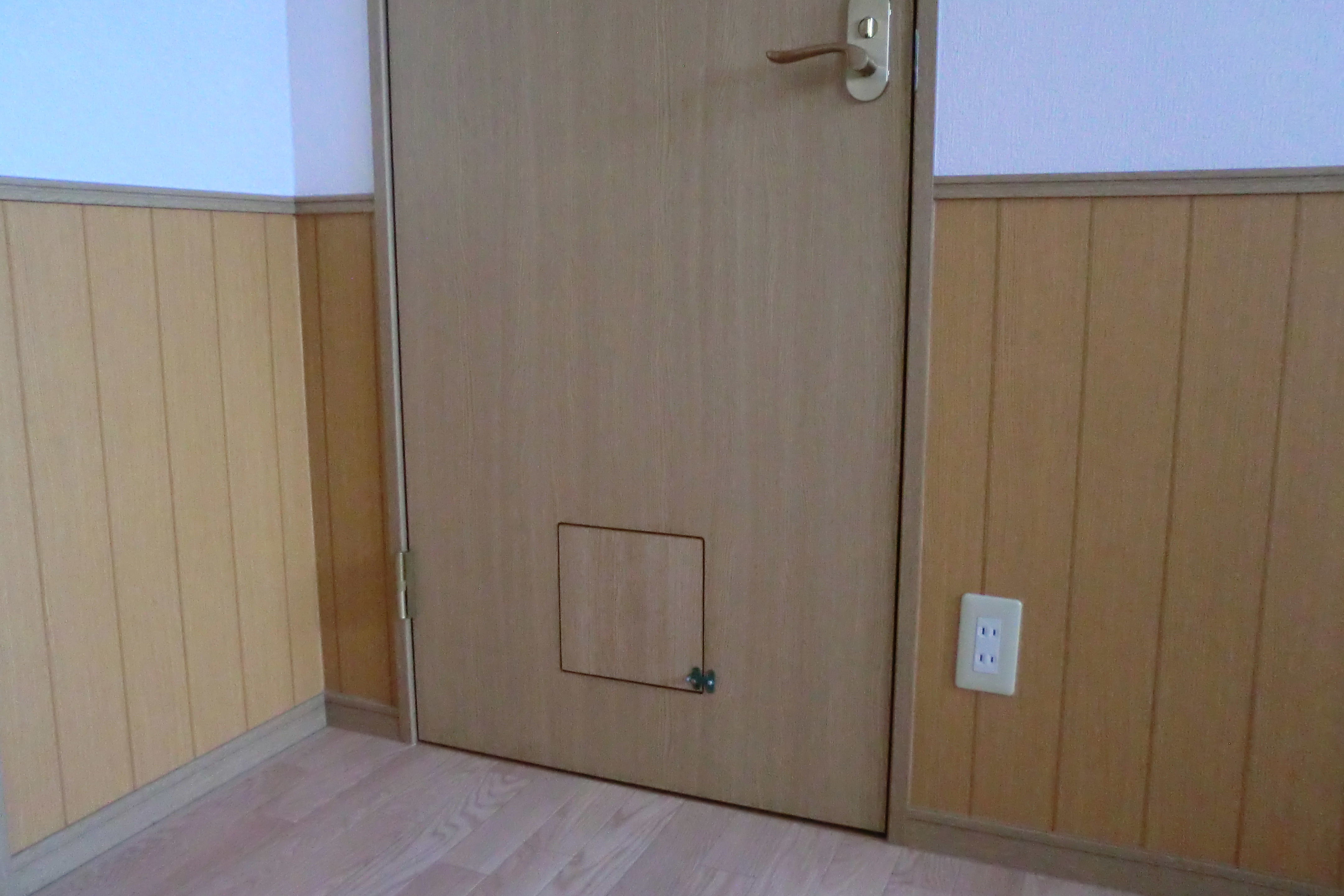 その他設備　くぐり戸付きドア