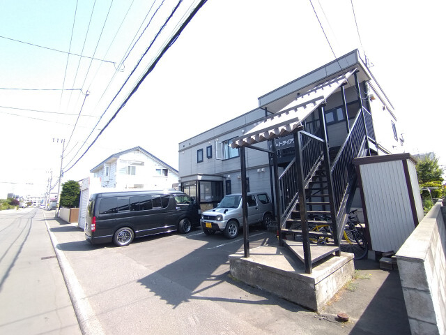 札幌市北区篠路一条のアパートの建物外観