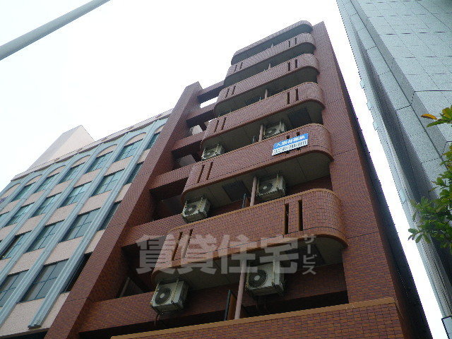名古屋市千種区千種通のマンションの建物外観
