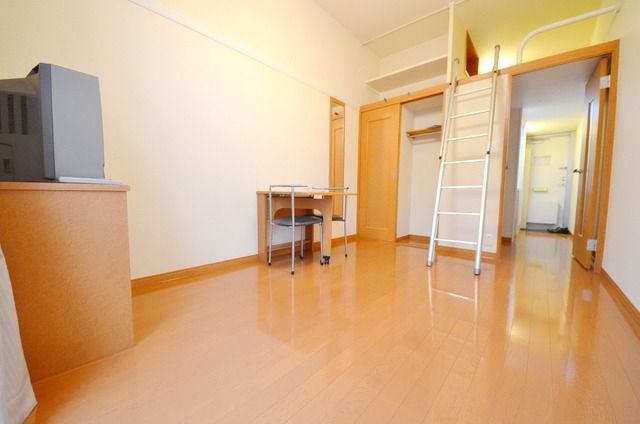 居室・リビング　1階フローリング2階じゅうたん