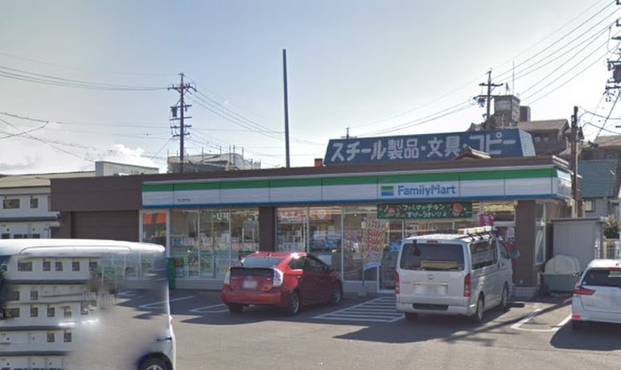 コンビニ　ファミリーマート（コンビニ）まで145m