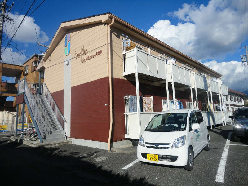 松本市庄内のアパートの建物外観