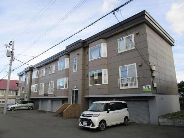 札幌市白石区北郷四条のアパートの建物外観