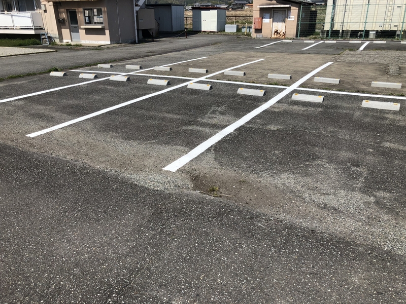 【加西市中富町のマンションの駐車場】