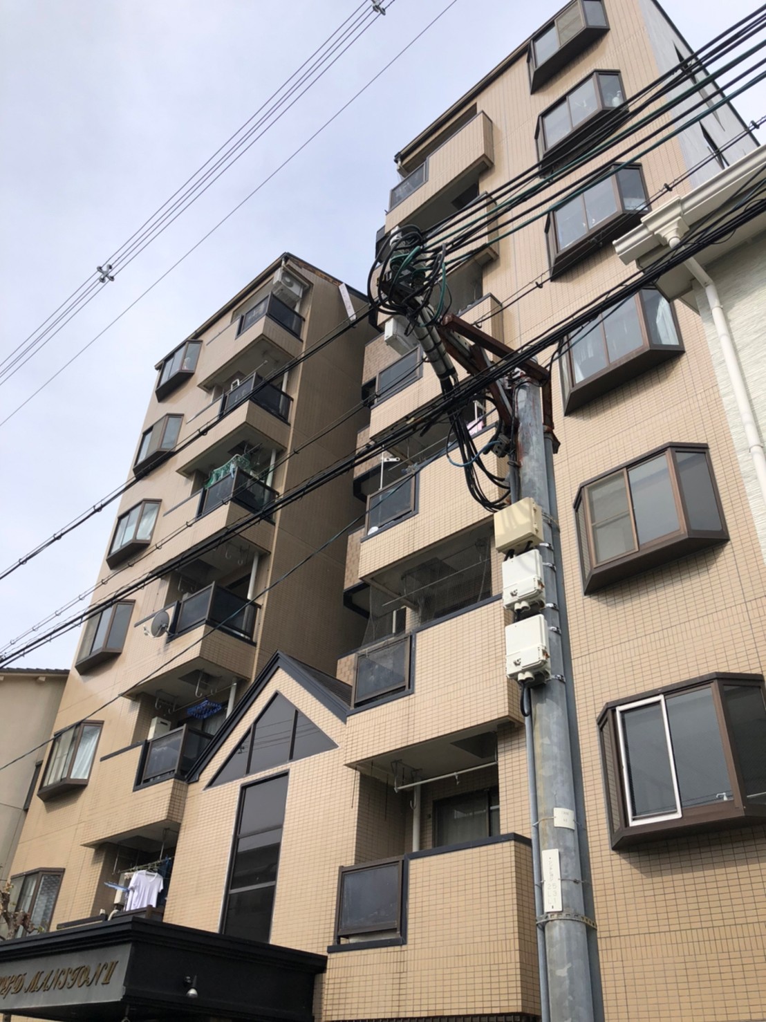 大阪市生野区中川東のマンションの建物外観