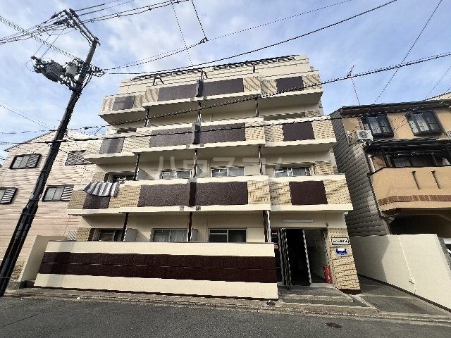 京都市右京区西京極西大丸町のマンションの建物外観