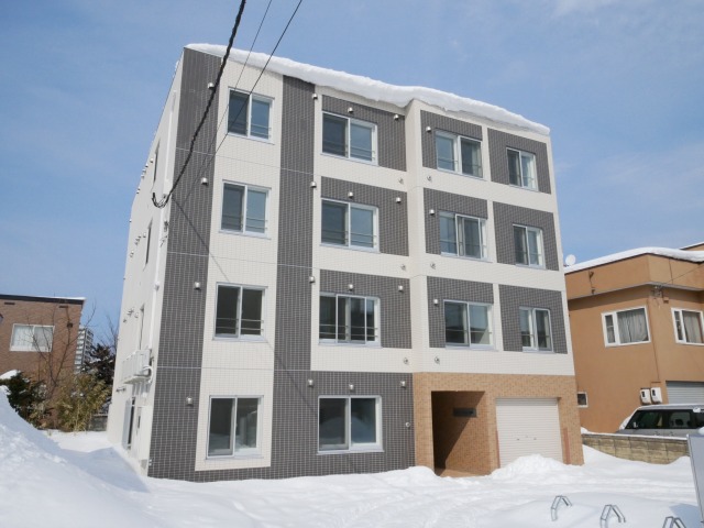 札幌市西区八軒三条東のマンションの建物外観