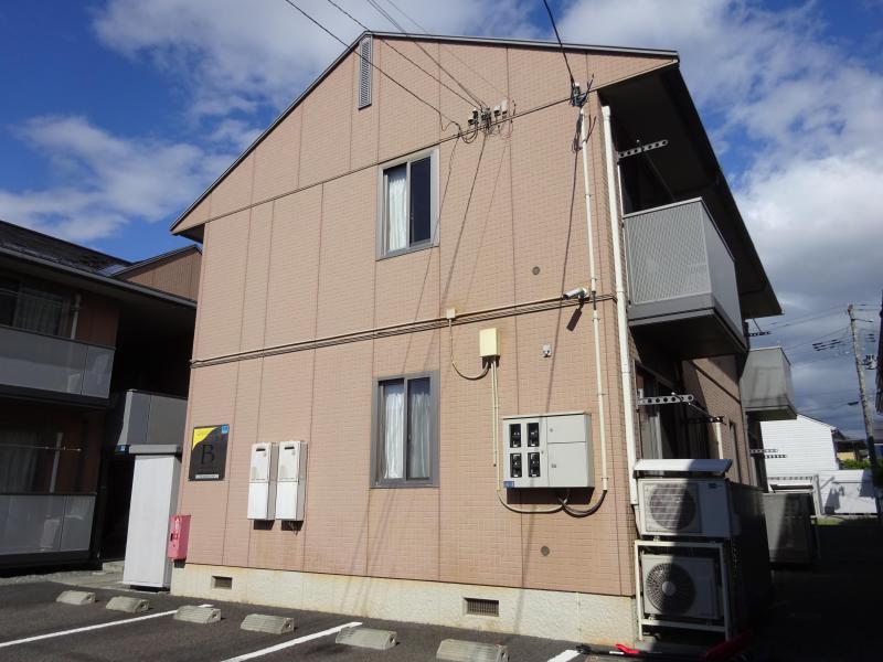 山形市西田のアパートの建物外観