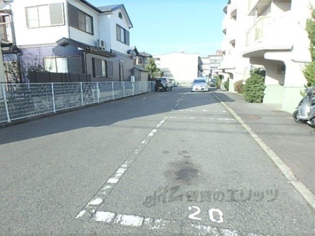 【シャトレ琵琶の駐車場】