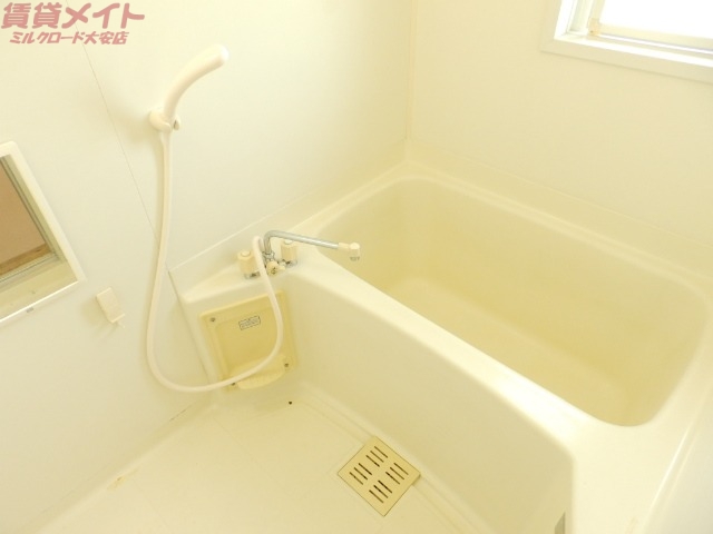 バス・シャワールーム　同物件、別部屋の写真です