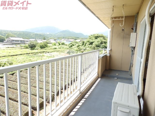 バルコニー　同物件、別部屋の写真です