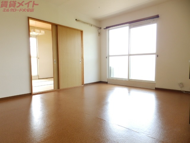 居室・リビング　同物件、別部屋の写真です