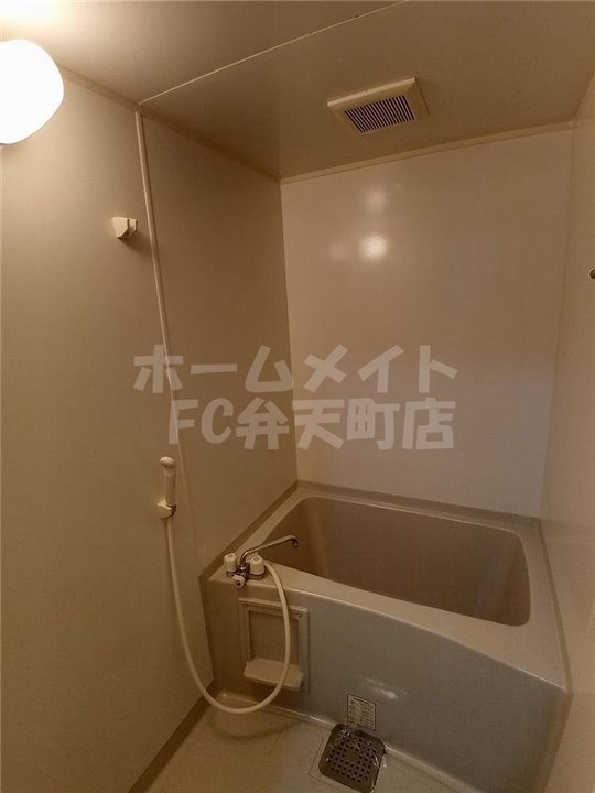 バス・シャワールーム　落ち着いた空間のお風呂です