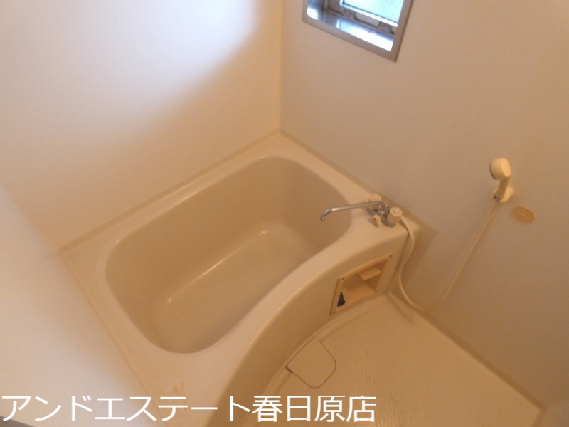 バス・シャワールーム　換気が出来る窓があります