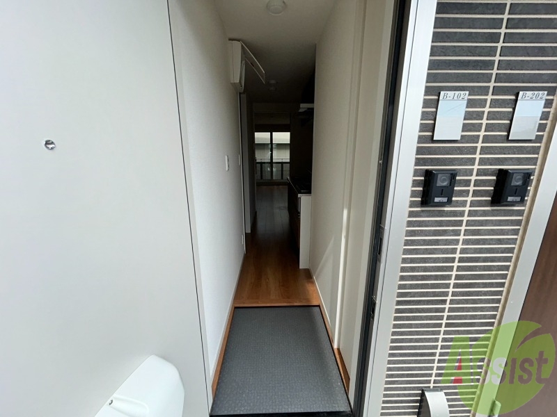 玄関　リビングからの日差しも差し込み明るく感じることが出来ます。