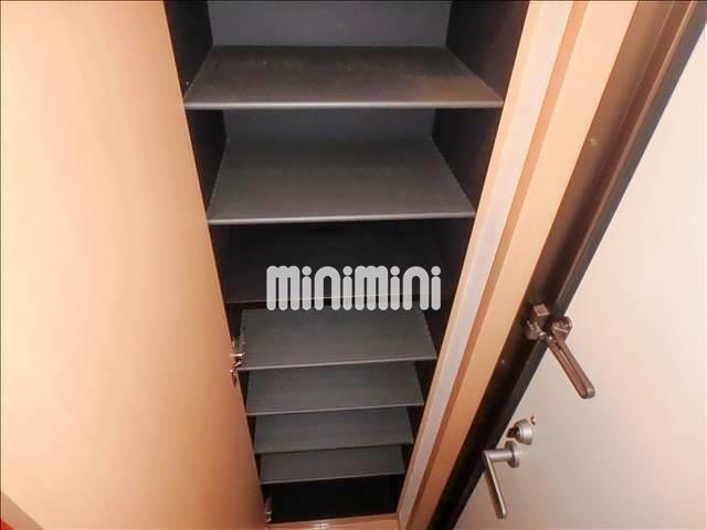 玄関　大きな下駄箱があるので玄関周りすっきり！