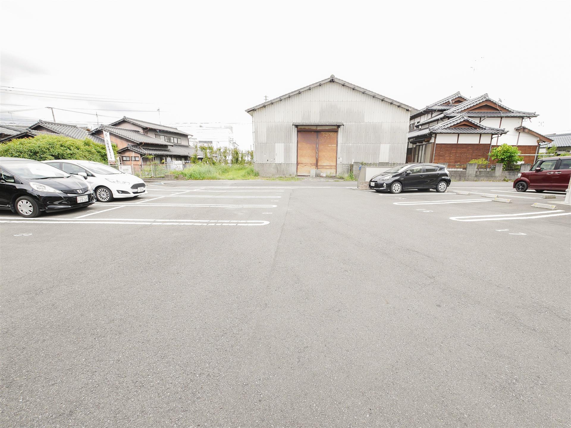 エントランス　駐車スペース