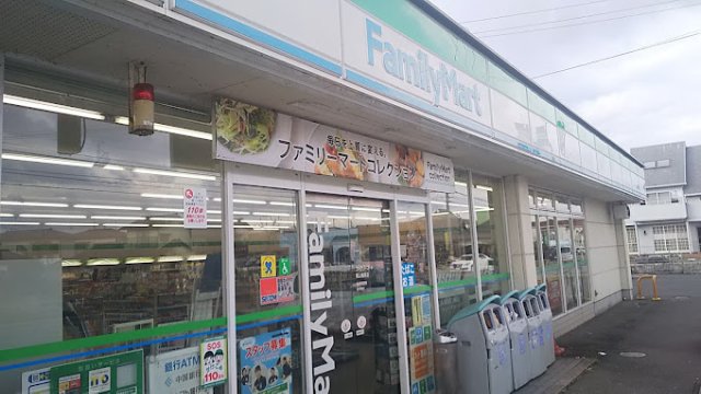 コンビニ　ファミリーマート　岡山楢原店（コンビニ）まで300m