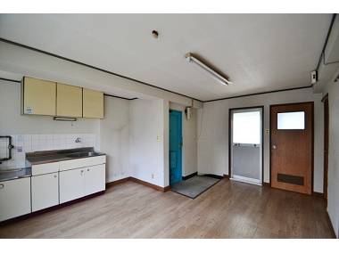 居室・リビング　同物件別室です