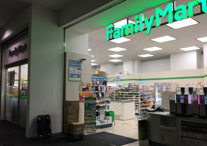 コンビニ　ファミリーマート 横浜ビジネスパーク店（コンビニ）まで267m