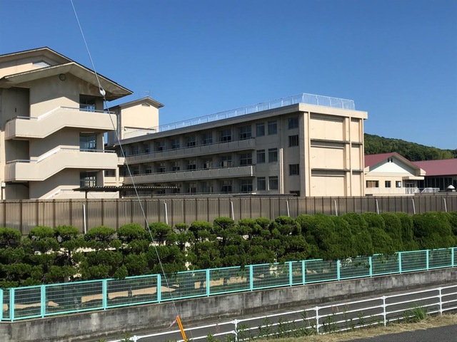 中学校　岡山市立富山中学校（中学校）まで2102m