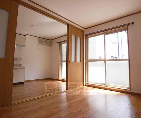 居室・リビング　明るい室内で気分も高まる