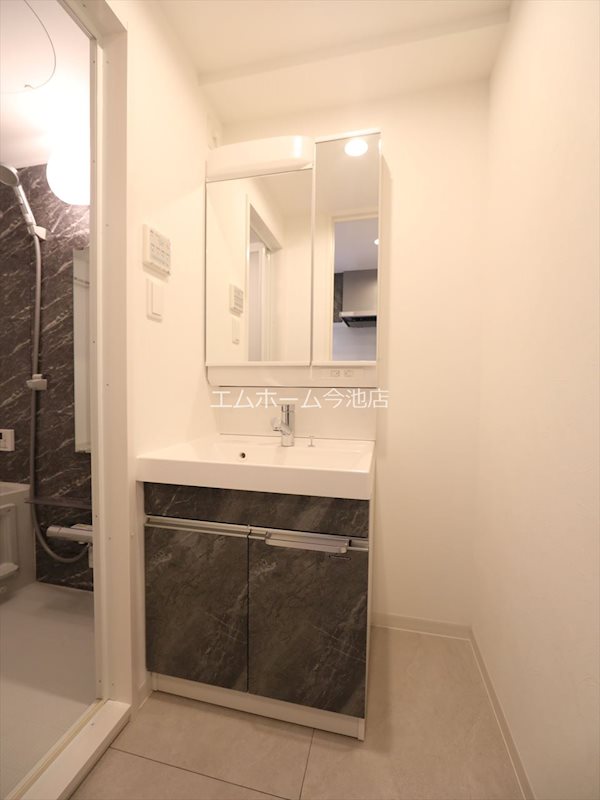 洗面設備　脱衣所　独立洗面台（シャンプードレッサー付）