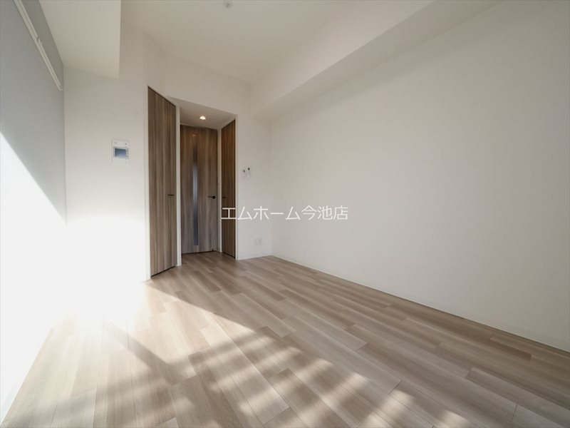 居室・リビング　洋室7.5帖　エアコン完備　バルコニーに面しています