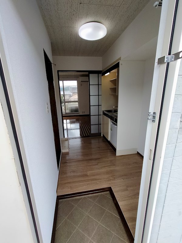 玄関　※同タイプ別居室のお写真です。