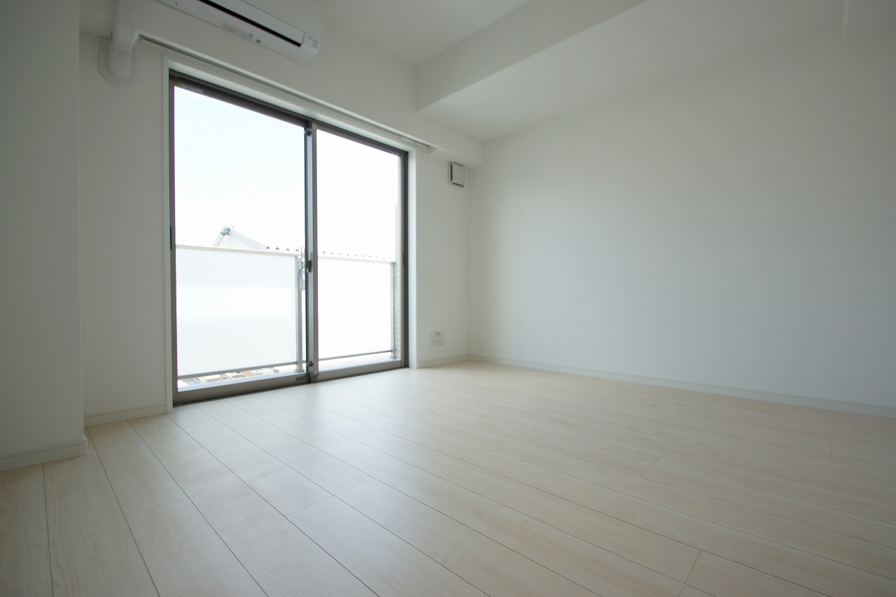 居室・リビング　優しい色合いの床材を使用した居住空間です。