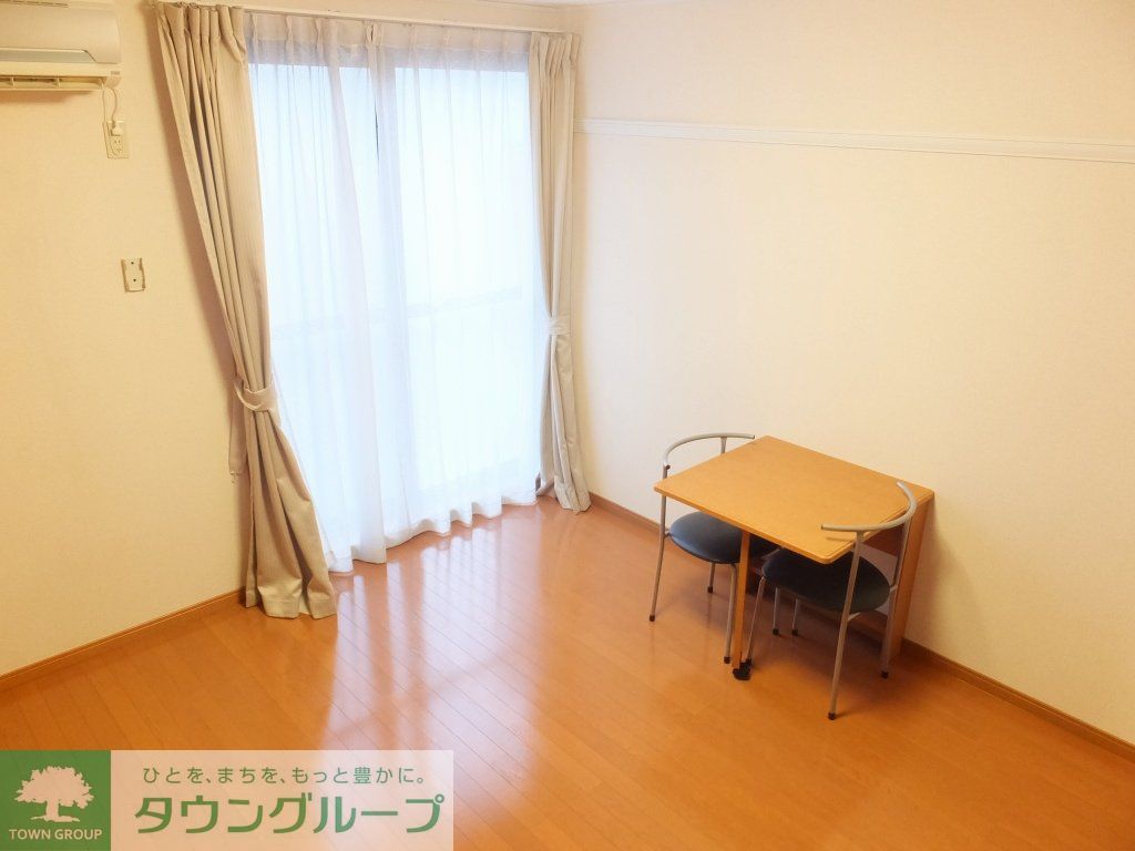 居室・リビング　１階床はフローリング仕様です。