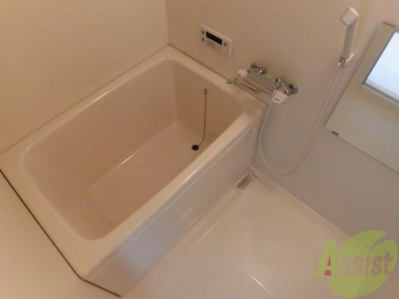 バス・シャワールーム　大きめの浴槽で一日の疲れを癒やしてください。