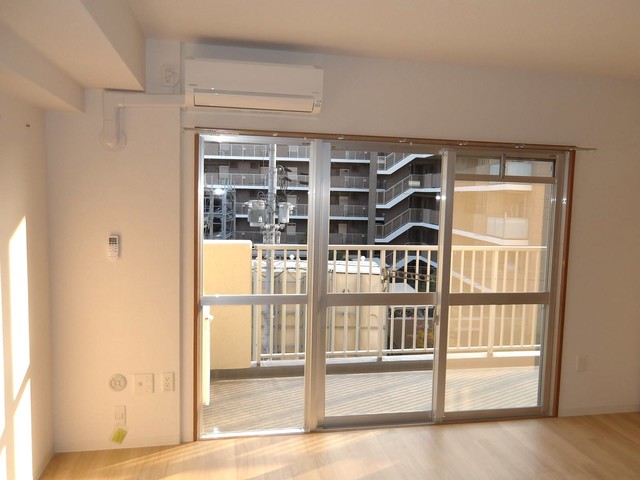 居室・リビング　リビング・ダイニングにはエアコンが設置されています