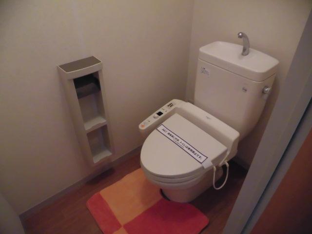 トイレ　温水洗浄便座です