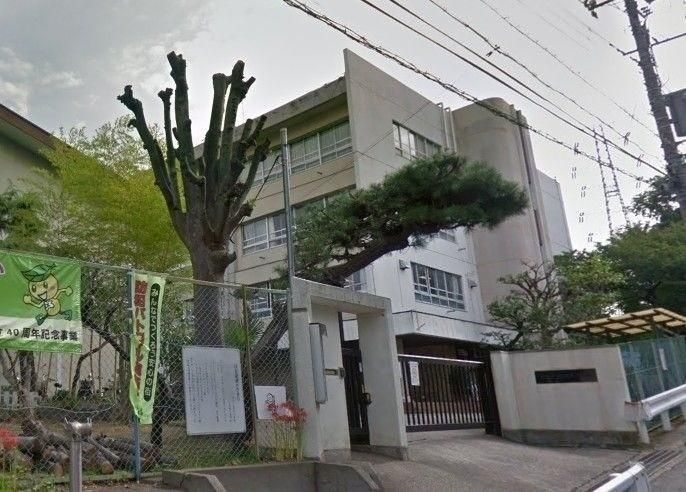 小学校　川崎市立西有馬小学校（小学校）まで742m